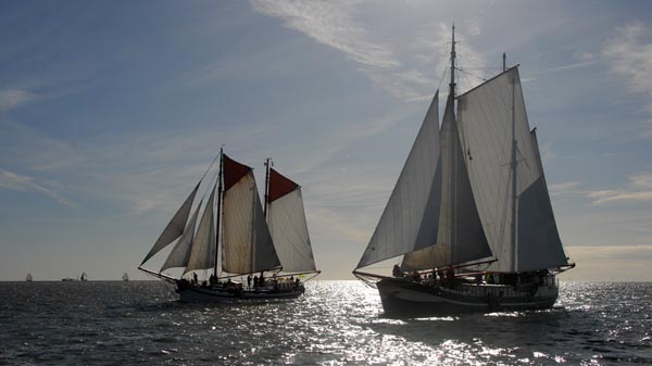 Relaxed sailing on a flat-bottomed ship