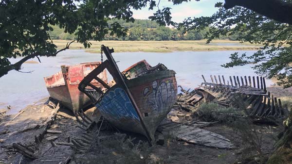 Ship cemetery next to Bono