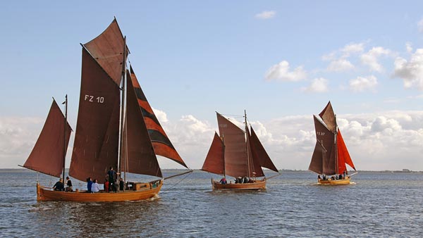 Zeesenboote auf Dreieckskurs