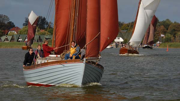 Zeesenboote vor der Startlinie