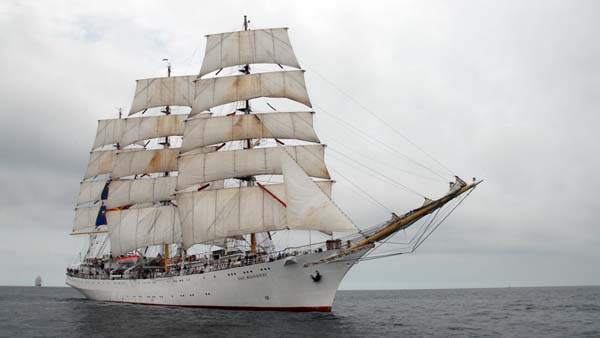 Fully-rigged ship Dar Mlodziezy