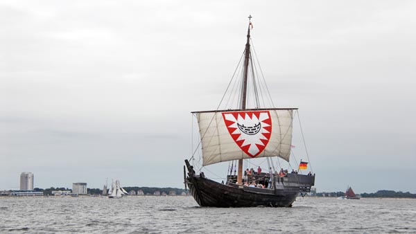 Hansekogge mit Kieler Wappen im Segel