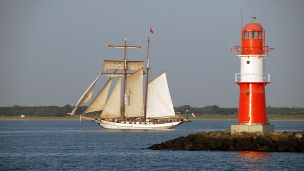 Toppsegelschoner J. R. Tolkien vor Warnemünde