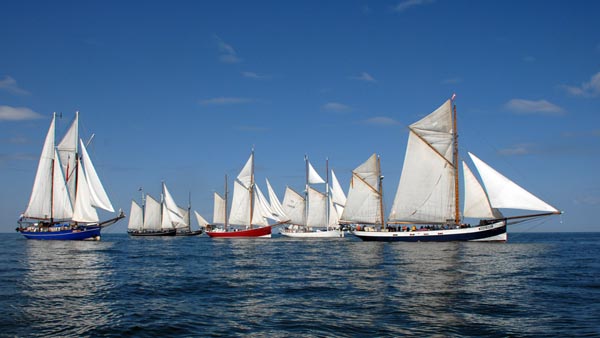 Gruppenbild der ehemaligen Heringslogger zur Hanse Sail 2025