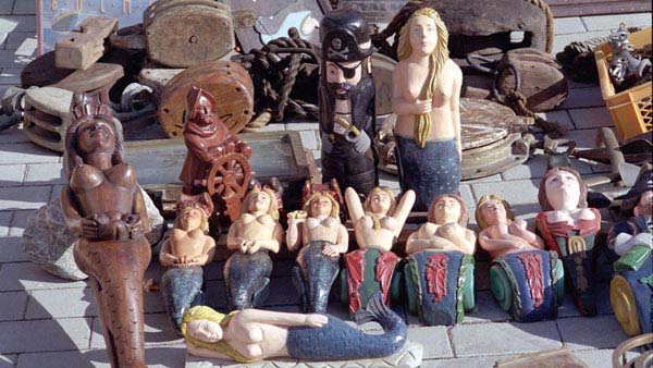 Gaffelmarkt mit Holzfiguren auf der Rumregatta