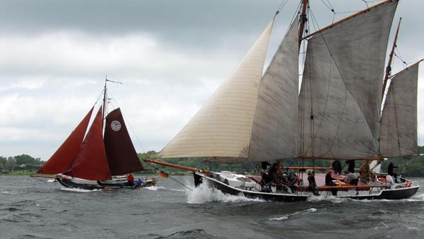 To Svaner und Melpomene auf der Rumregatta