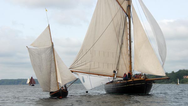 Fischerjolle "Abbi" und Zollkreuzer "Viking"