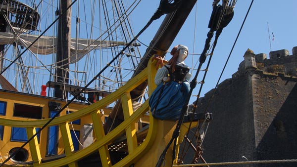 In the shadow of the castle, the pirate figure of the Étoile du Roy