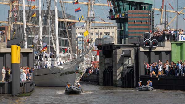 Locking out from the Neuer Hafen