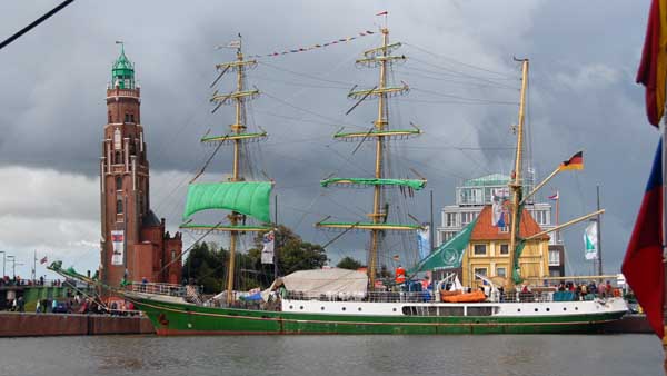 Alexander von Humboldt in front of the Simon Loschen lighthouse