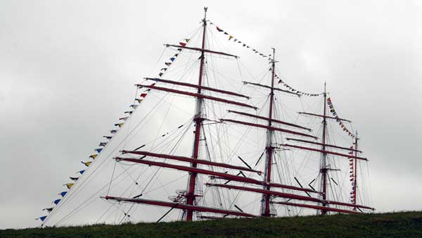 Masts behind the dyke