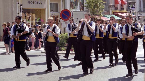 Crewparade in den Straßen von Brest 2002