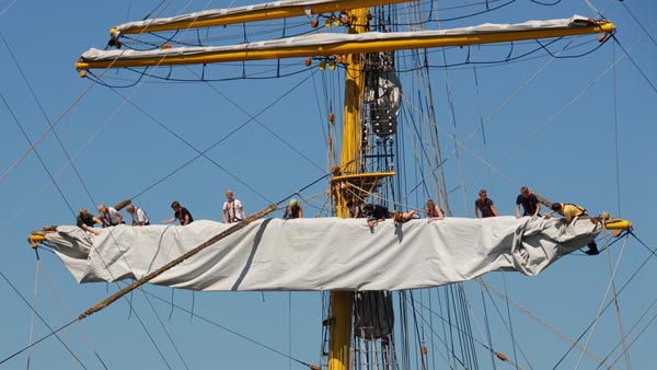 Recovery of sails of Alexander von Humboldt II