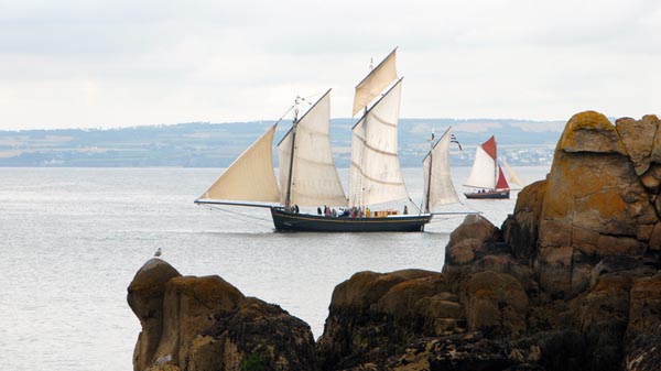 Sailing on the Douarnenez coast