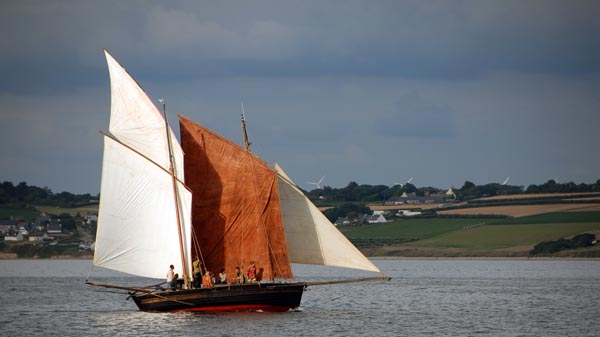 Segelschiff im Abendlicht