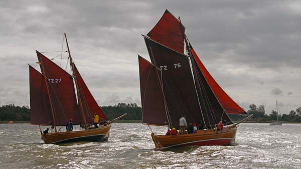 Zeesboote in Fahrt