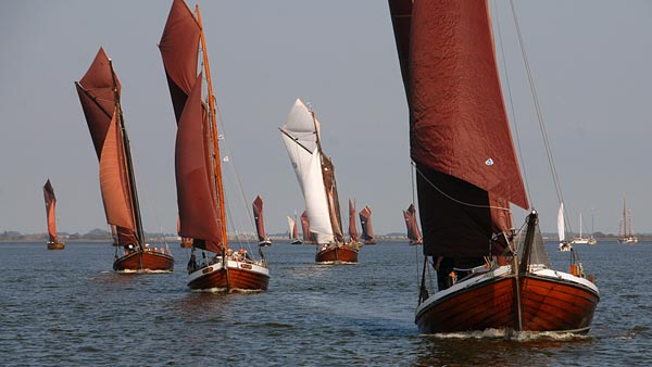 Zeesenboote bei schwachem Wind