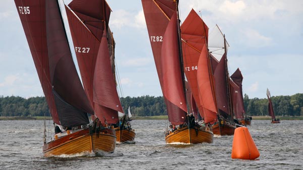 Regattafeld vor dem Ziel