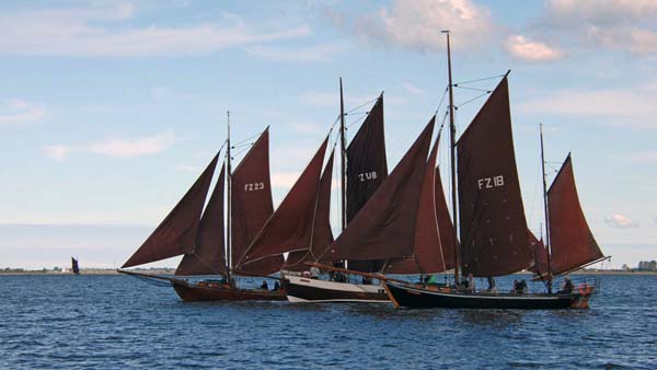 Zeesenboote am Start zur Regatta