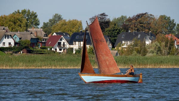 Relaxed sailing on small wooden boats